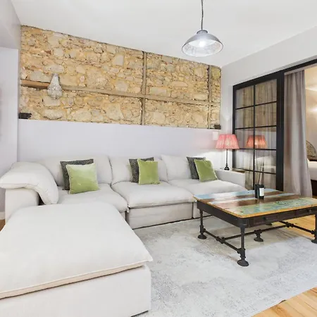 Charming 2br Townhouse In Mouraria | By Airnest ליסבון