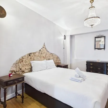 Charming 2br Townhouse In Mouraria | By Airnest * ליסבון