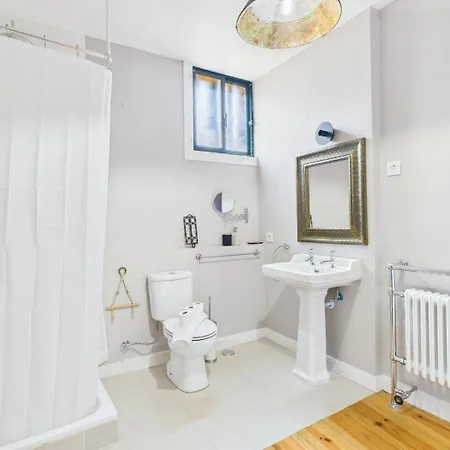 Charming 2br Townhouse In Mouraria | By Airnest * リスボン